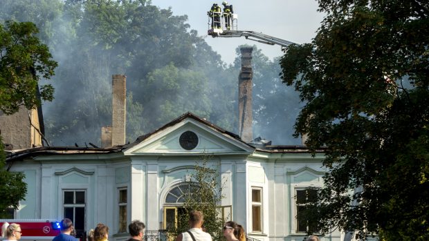 V Horním Maršově na Trutnovsku hořel barokní zámek. Zůstaly jen zděné části