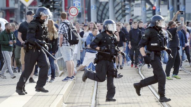 Policejní zásah proto radikálům v ulicích Saské Kamenice.