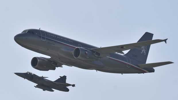 Dopravní letoun Airbus A319 (vpravo) a bojový letoun JAS-39 Gripen
