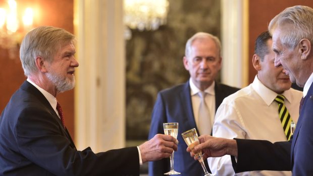 Prezident Miloš Zeman v úterý na Pražském hradě jmenoval předsedou Nejvyššího správního soudu sedmašedesátiletého Michala Mazance.