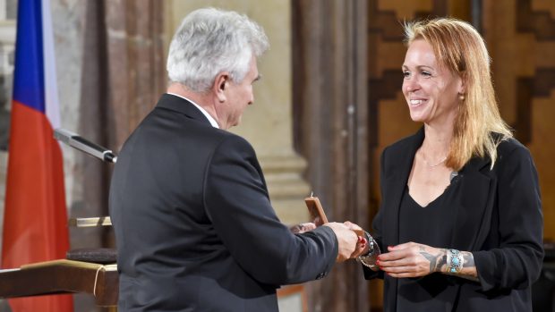 Martina Součková, trenérka veslařského klubu Slavie, získala stříbrnou pamětní medaili Senátu z rukou Milana Štěcha (ČSSD)