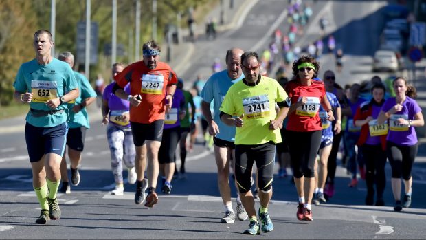 Běžci všech věkových kategorií se postavili na start 122. ročníku silničního závodu na 10 km Běchovice - Praha.