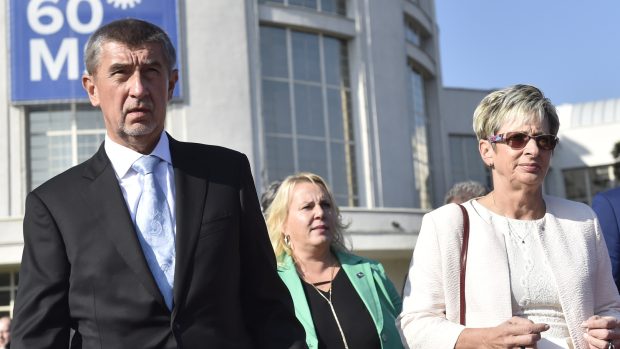 Premiér Andrej Babiš, ministryně pro místní rozvoj Klára Dostálová a ministryně průmyslu Marta Nováková