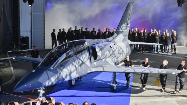 Aero Vodochody představilo v areálu společnosti v Odoleně Vodě u Prahy nový letoun L-39NG. Jde o nástupce legendárního cvičného letounu L-39 Albatros. Sériová výroba začne v roce 2020.
