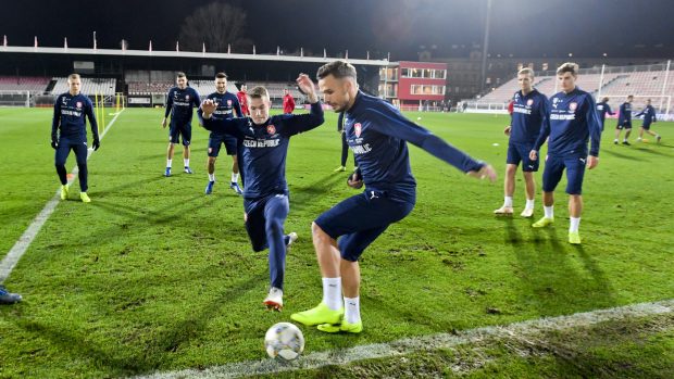 Čeští fotbalisté při tréninku před odletem do Polska