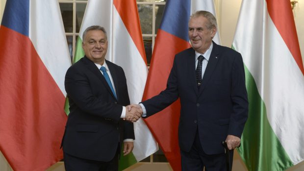 Prezident Miloš Zeman (vpravo) se setkal v Lánech s maďarským premiérem Viktorem Orbánem.