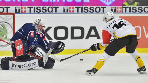 Linus Lindström se snaží prostřelit plzeňského Dominika Frodla