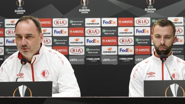 Trenér Slavie Jindřich Trpišovský (vlevo) a záložník Josef Hušbauer na předzápasové tiskové konferenci