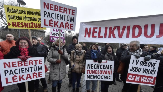 Přibližně 150 lidí ve čtvrtek před budovou krajského úřadu v Ostravě demonstrovalo za záchranu nemocnice v Orlové na Karvinsku