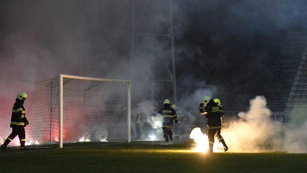 Příznivci Sparty zaházeli hrací plochu pyrotechnikou