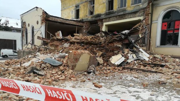 V Novém Sedle na Sokolovsku se zřítila část rekonstruované budovy bývalého hotelu.