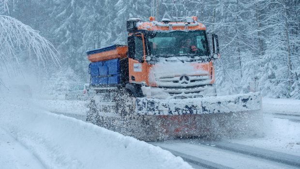Sněžení komplikovalo dopravu v Libereckém kraji, na některých místech museli hasiči odstraňovat stromy popadané pod vahou mokrého sněhu.