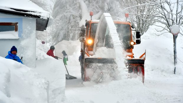 Fréza městských služeb se snaží uvolnit ulice v centru Božího Daru na Karlovarsku (12. ledna 2019)