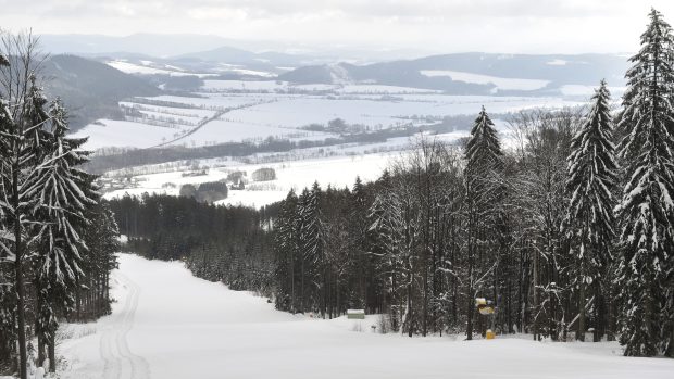 Pohled ze sjezdovky směrem k masivu Králického Sněžníku ve skiaerálu Buková hora v Červené Vodě na Ústeckoorlicku.