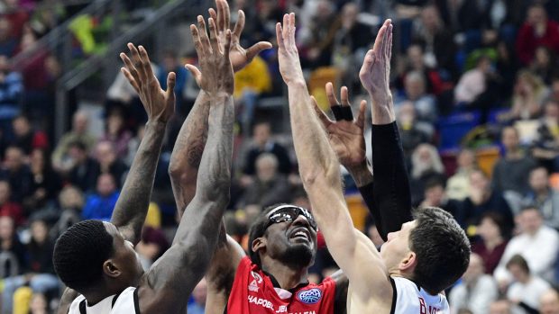 Amare Stoudemire při zápase proti Nymburku v Lize mistrů