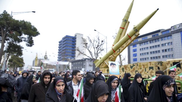 Davy Íránců přišly v mnoha íránských městech na shromáždění pořádaná k 40. výročí islámské revoluce