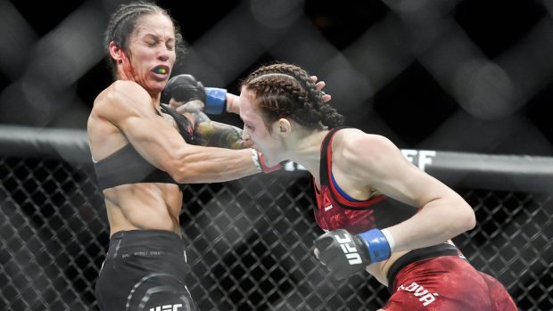 Česká MMA zápasnice Lucie Pudilová (vpravo) na galavečeru UFC v Praze