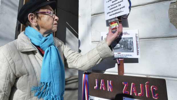 Lidé si na Václavském náměstí připomněli tragickou smrt Jana Zajíce