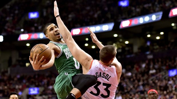 Marc Gasol brání Jaysona Tatuma v dresu Bostonu Celtics