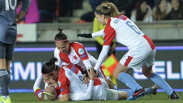 Fotbalistky Slavie oslavují s Kateřinou Svitkovou (úplně dole) její gól do sítě Bayernu Mnichov ve čtvrtfinále Ligy mistryň