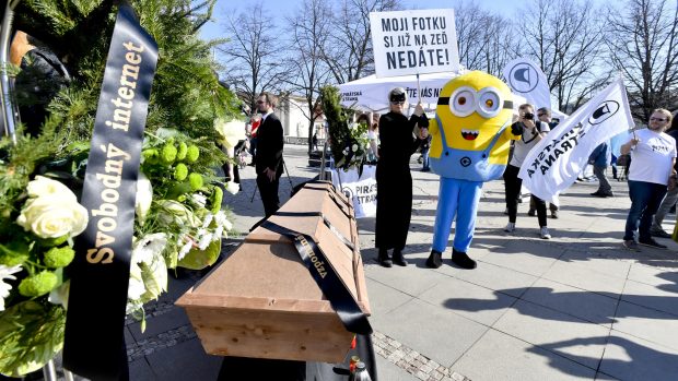 Desítky lidí se v Praze připojily k mezinárodnímu protestu proti chystané reformě Evropské unie o ochraně autorských práv na internetu