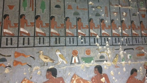 Egyptologové z Česka objevili v jižní Sakkáře v Egyptě hrobku hodnostáře Chuyho. Na snímku je detail výzdoby východní stěny předsíně v podzemí Chuyho hrobky.
