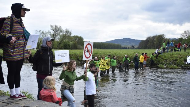 Účastníci happeningu proti rozšiřování dolu Turów utvořili na Trojmezí lidský řetěz