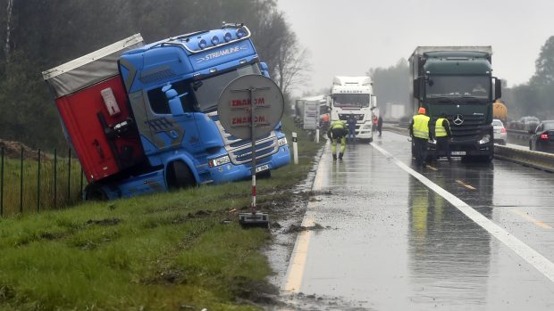 V úterý brzy ráno tam došlo ke dvěma hromadným nehodám. Při první se srazilo šest aut, při druhé pět vozidel. Dva lidé se těžce zranili