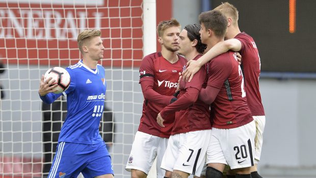 Fotbalisté Sparty slaví druhý gól v zápase s ostravským Baníkem. Penaltu proměnil David Moberg Karlsson
