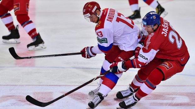 Dmitrij Jaškin v souboji se Sergejem Andronovem při přípravném utkání v Brně v rámci Euro Hockey Tour