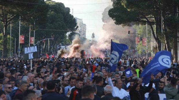 Opoziční demonstrace se v Albánii konají pravidelně od února.