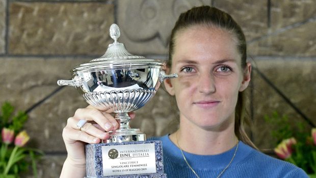 Karolína Plíšková s trofejí z turnaje v Římě.