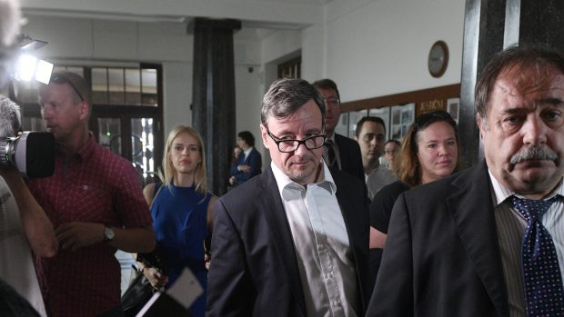 David Rath (uprostřed) přichází k Vrchnímu soudu v Praze, který projednává odvolání v kauze zakázek Středočeského kraje.