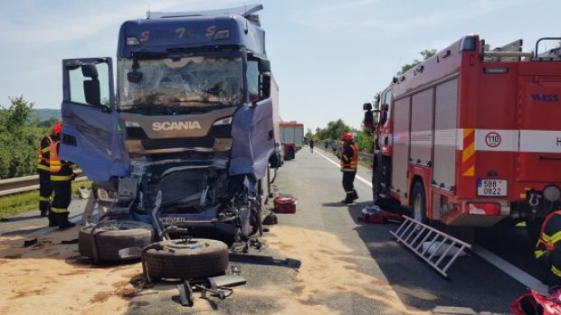 Nehoda tří kamionů zablokovala 20. července po 13.00 silnici z Brna na Mikulov.
