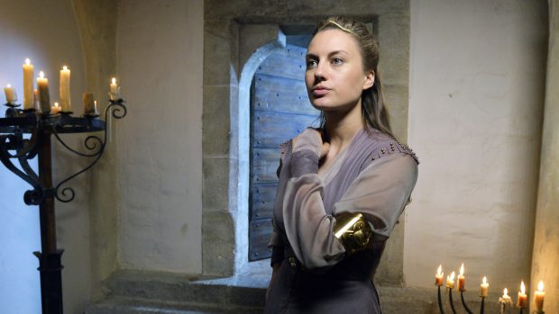 Herečka Natalia Germani v roli princezny Elleny při natáčení nové české fantasy pohádky Princezna zakletá v čase