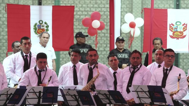 Vězeňský orchestr v Peru hlídají policisté