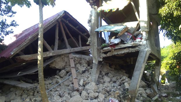 Dvě zemětřesení v sobotu časně ráno zasáhla skupinu řídce osídlených ostrovů na severu Filipín