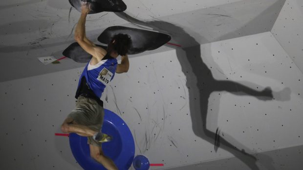 Adam Ondra postoupil ze čtvrtého místa do finále mistrovství světa v lezení na obtížnost