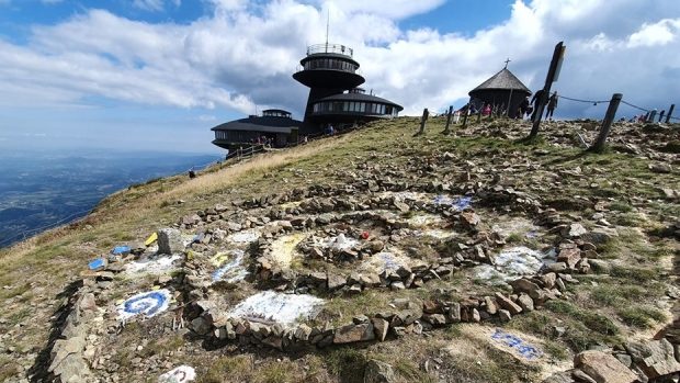 Kamenná mandala pod vrcholkem Sněžky.