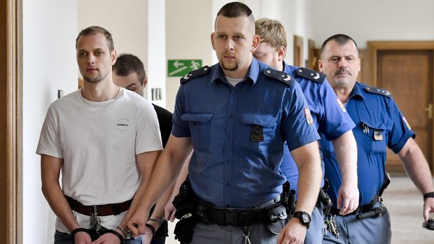 Vězeňská eskorta přivádí 6. září 2019 Davida Šindlera (vlevo) a Ivana Hollitzera (druhý zleva) ke Krajskému soudu v Praze.