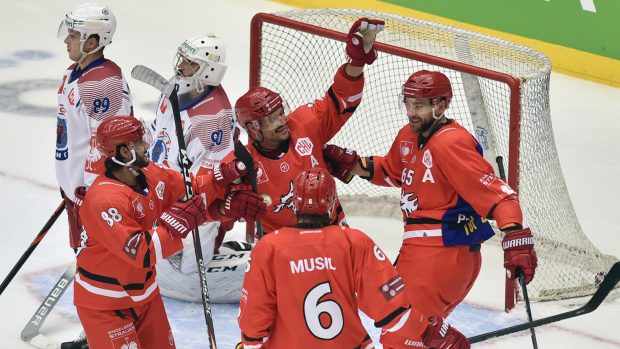 Radost třineckých hokejistů z gólu vstřeleného Minsku v Lize mistrů