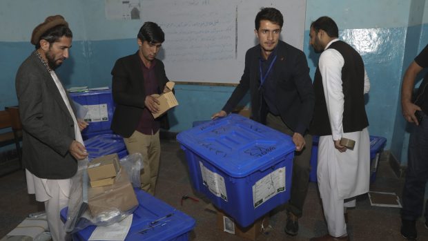 Afghánci volí v prezidentských volbách.