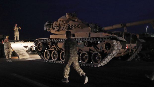 Fotografie z noční operace turecké armády v severní Sýrii