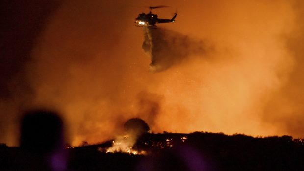 V Kalifornii hoří lesy, oheň se dostal až do Los Angeles.