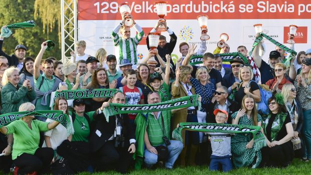 Překážkový dostih Velká pardubická, 13. října 2019 v Pardubicích. Vztadu zleva vítězný žokej Josef Bartoš, trenér vítězného koně Josef Váňa, druhý žokej Thomas Garner a třetí Jordan Duchene, vpředu jsou příznivci vítězného koně Theophila.