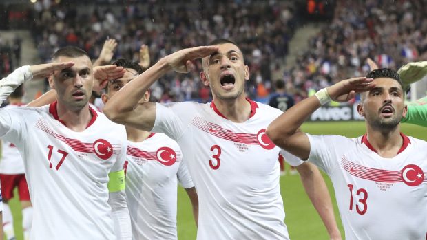Turečtí fotbalisté salutovali také v pondělním kvalifikačním utkání ve Francii