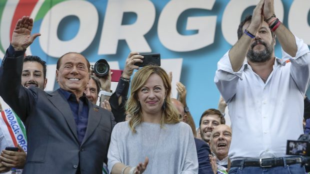 Zleva Silvio Berlusconi, předsedkyně strany Bratři Itálie Giorgia Meloniová a Matteo Salvini.