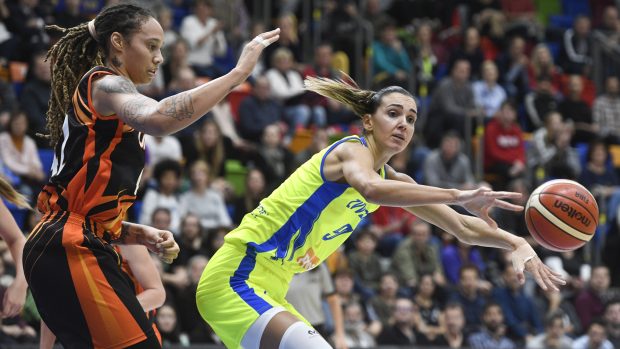 Brittney Grinerová (vlevo) v zápase Euroligy proti ZVVZ USK Praha brání Mariju Režanovou (vpravo)