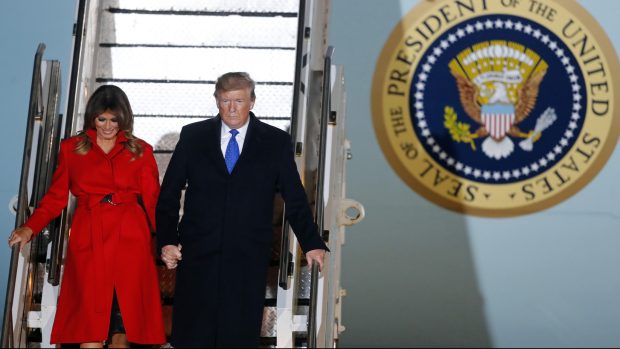 Donald Trump společně s Melanií Trump přijeli na summit do Londýna.