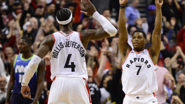 Basketbalisté Toronta Rondae Hollis-Jefferson a Kyle Lowry oslavují obrat proti Dallasu